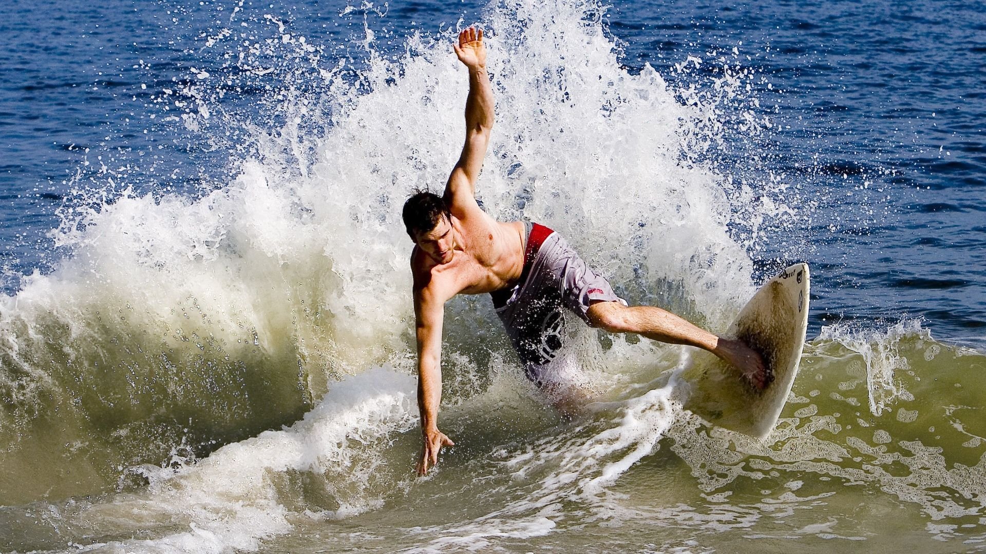 九游体育下载-女子蝶泳换气节奏变化：中美选手路径分野，蝶泳动作要领图解及换气技巧